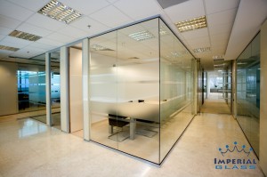 compartimentari cu pereti de sticla