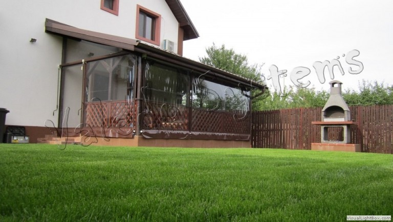 Fie ca e vara sau iarna, terasa cu rulouri transparente simple va fi un loc perfect